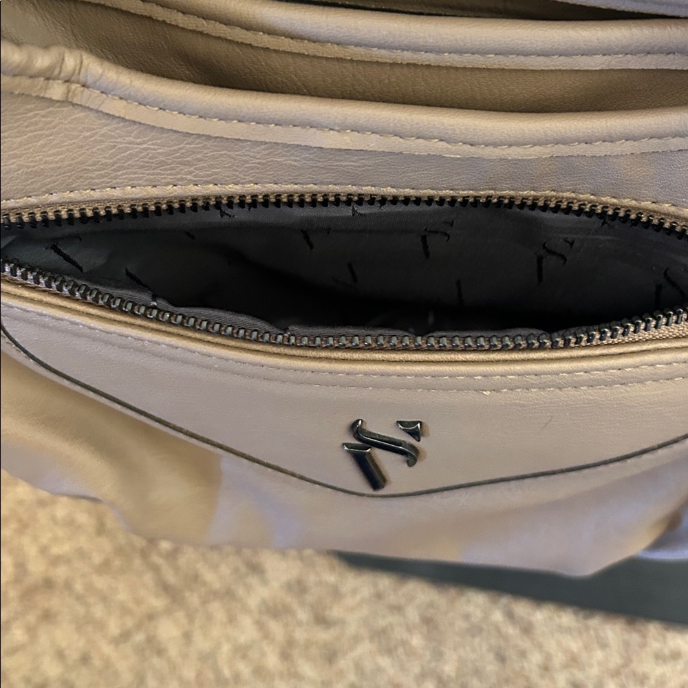 Simply Vera Wang 100 % leather purse - Picture 3 of 11